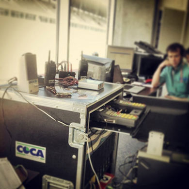 Cronometradores en plena recolecci&oacute;n de tiempos